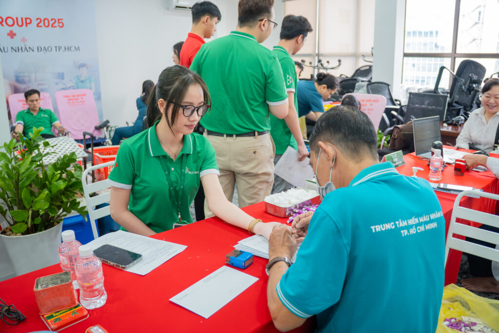 Các thành viên đại gia đình KLC kiểm tra sức khỏe trước khi hiến máu.